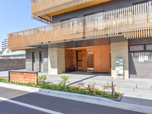 モダンな建物のエントランス
