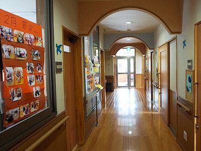 暖かい色の施設の廊下