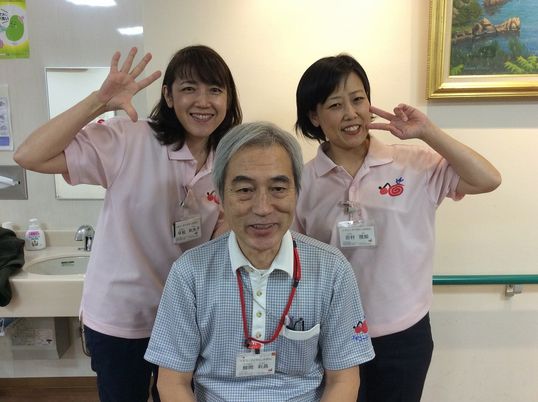 スタッフの笑顔の室内