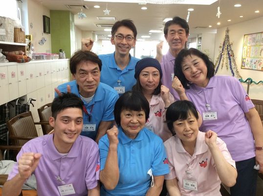 笑顔のスタッフが並ぶ空間