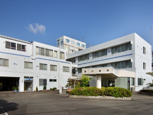 明るく広々とした施設外観