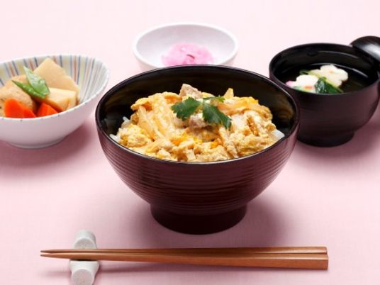 和風の盛り付けられた食事