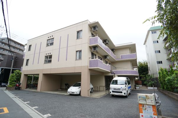 紫のアクセントの建物外観