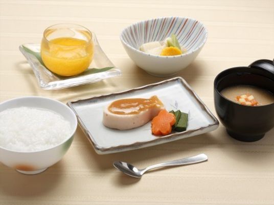 和風の食事セット配置
