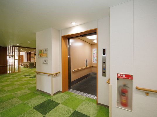 明るい廊下とエレベーター