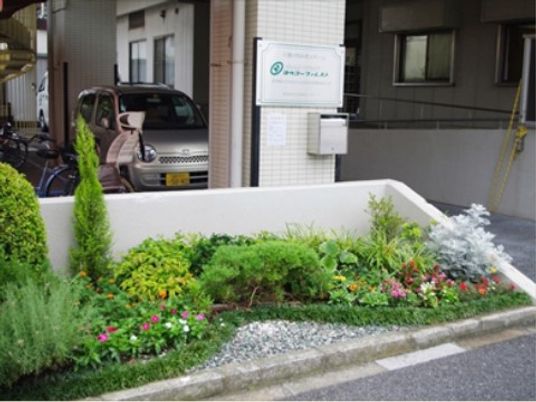 中庭の緑豊かな風景