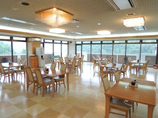 広々とした明るい食堂
