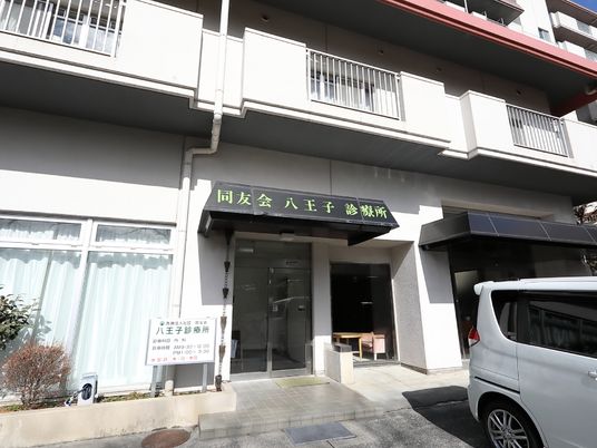施設のエントランス外観