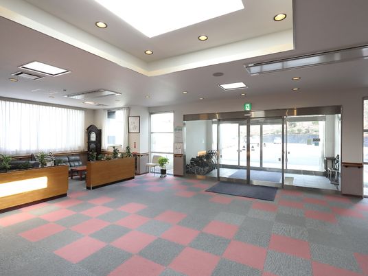 明るいエントランスの風景