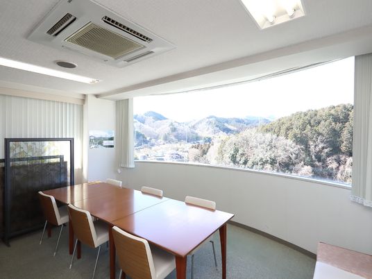 山並み見える明るい部屋