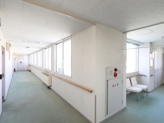 日差しが差し込む廊下