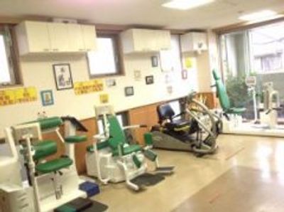 機能訓練機器が並ぶ部屋