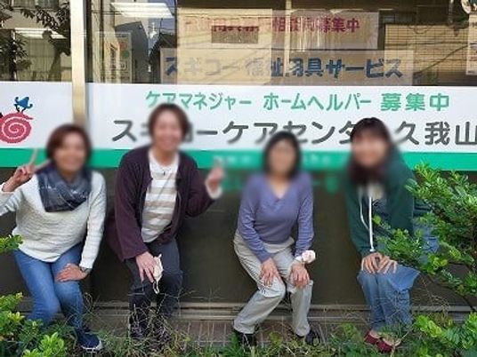 看板前に人が集う
