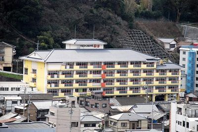 周囲の住宅に囲まれた建物