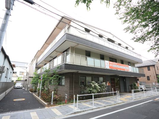 多階層の建物の正面