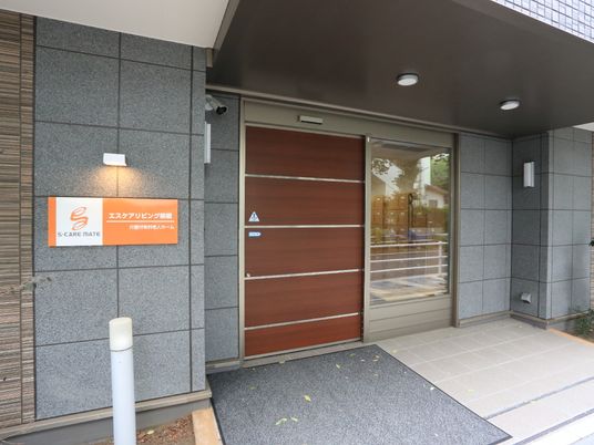 明るい施設のエントランス