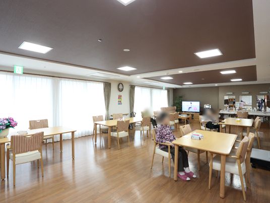 広々とした明るい食堂