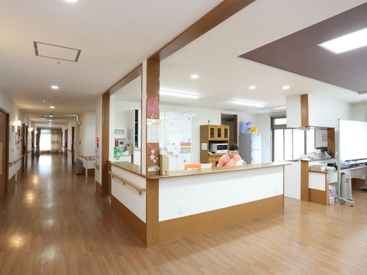 清潔な廊下と受付