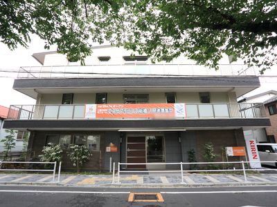 明るい外観の建物正面