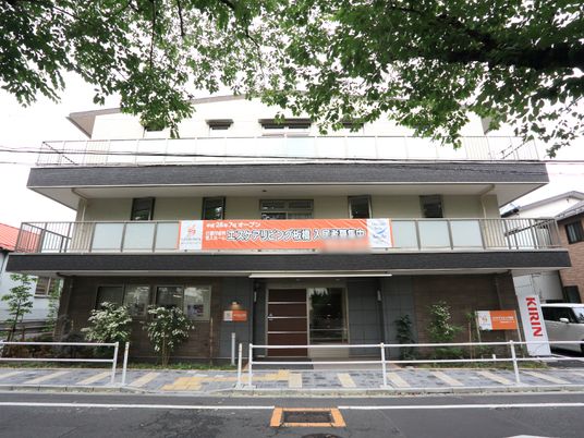 明るい外観の建物正面