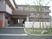 エントランスと庭木のある建物