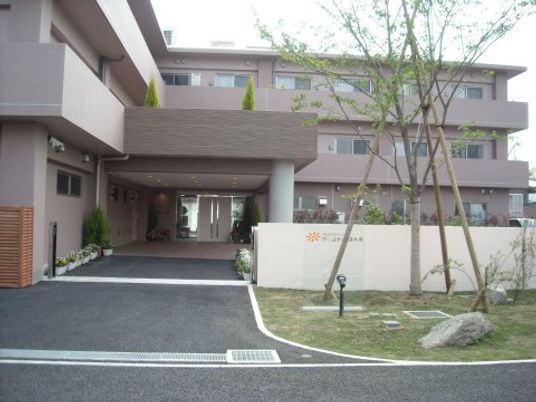 エントランスと庭木のある建物