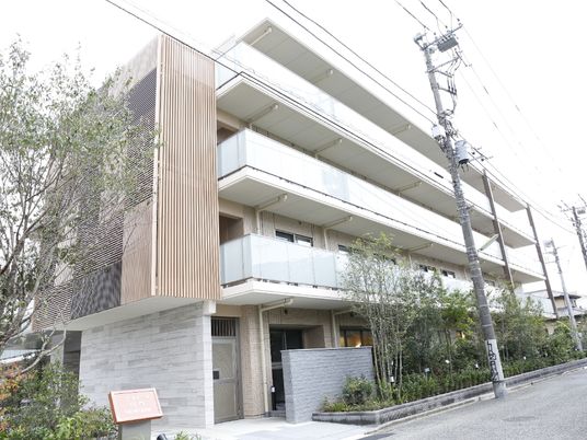 モダンな建物の外観