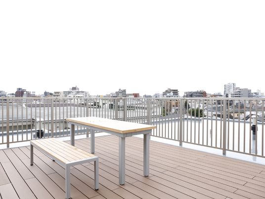 都市の景色を望むテラス