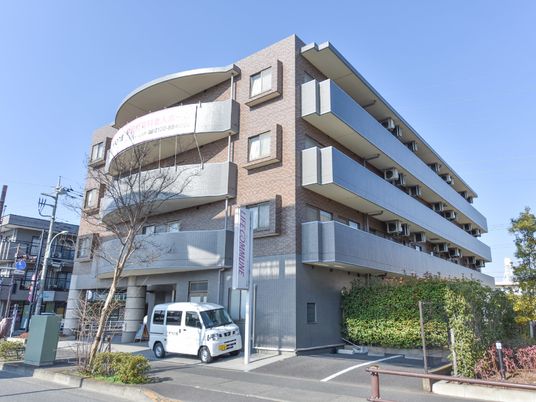 建物外観とエントランス