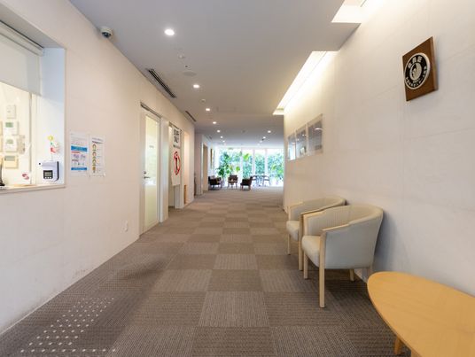 明るく広々とした廊下