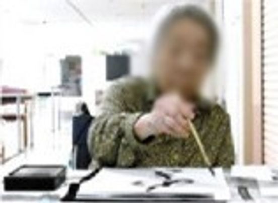 筆を持った人の様子