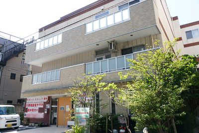 明るい外観の建物エントランス