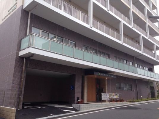 明るいエントランスと建物