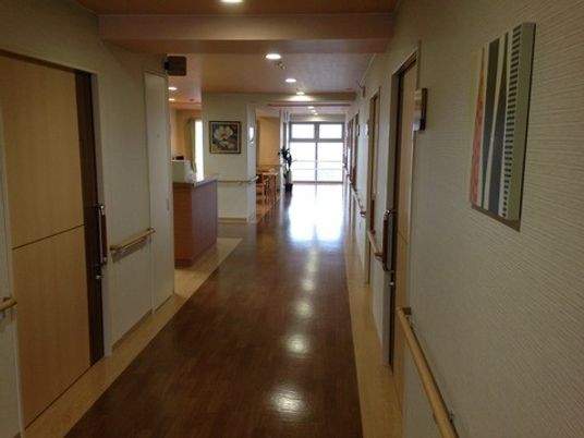 明るく清潔な廊下