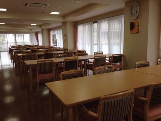 ゆったりとした食堂の様子