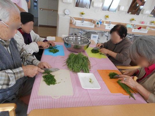 料理活動中の利用者