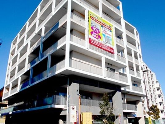 現代的な建物の外観