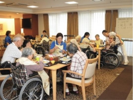 スタッフが支援する食事風景