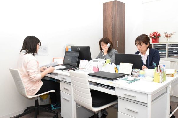 スタッフが作業する事務所