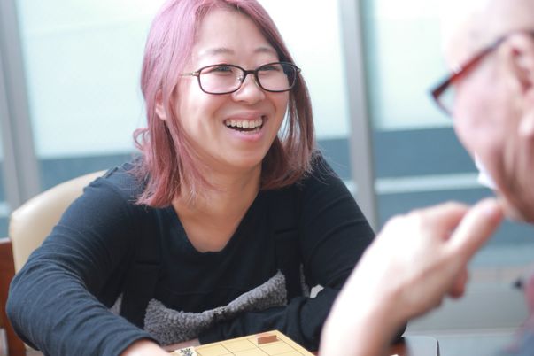 笑顔の女性と対話シーン