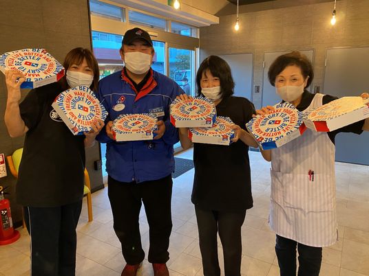 スタッフの笑顔とピザ