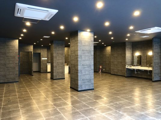 広々とした洗面台のある空間