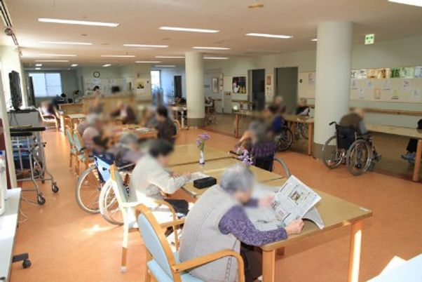 自然光の明るい共有スペース