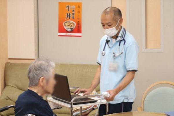 スタッフと入居者の交流場面