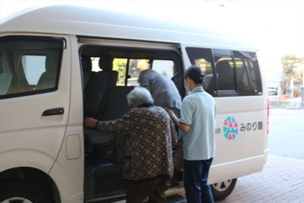 送迎車に乗り込む様子