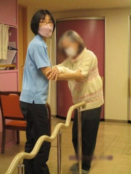 支援中の介護士と利用者