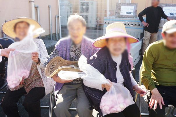 中庭の人々