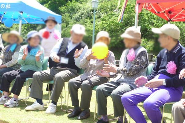 楽しそうに活動する庭