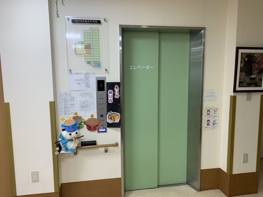 情報掲示のあるエレベーター前