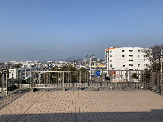 街を望む広々テラス